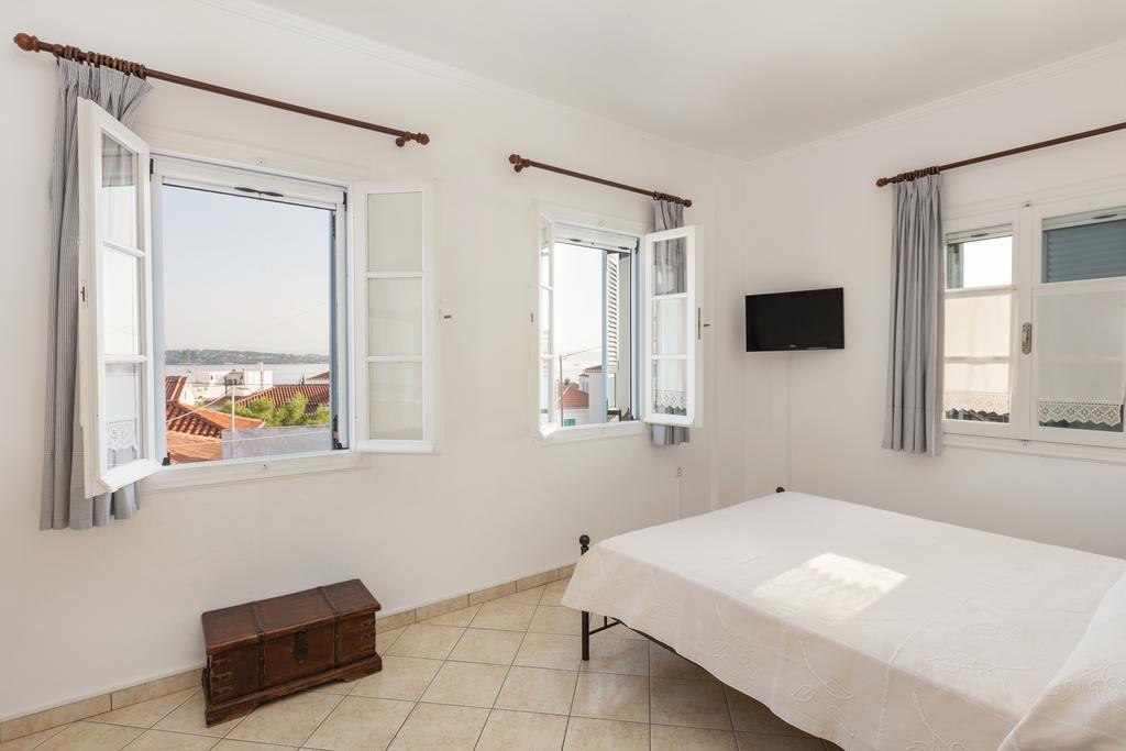 Guesthouse Niriides Spetses Town Room photo