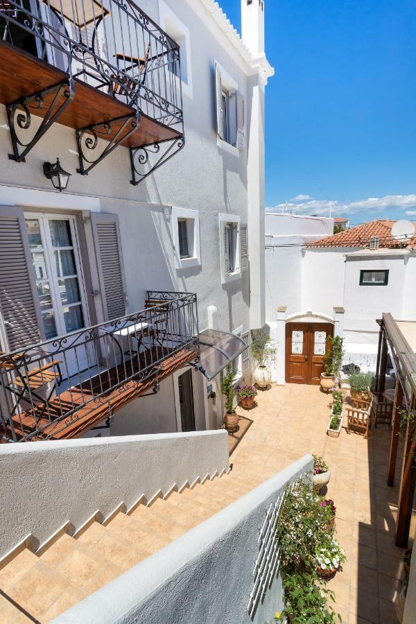 Guesthouse Niriides Spetses Town Exterior photo
